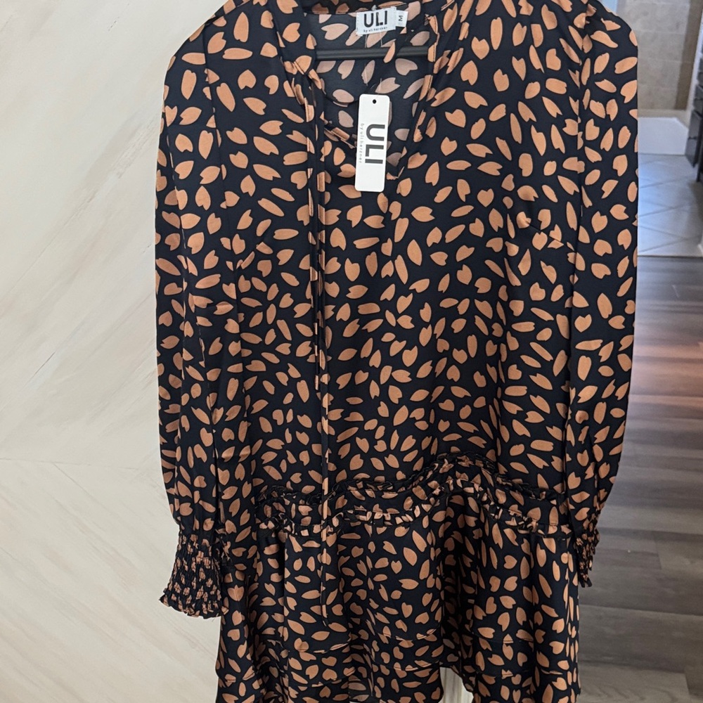 NWT ULI Black Dress with Tan Leaf Print and V-Neck Tie